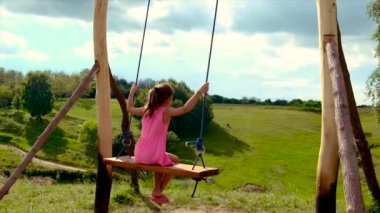 Çocuk salıncakta sallanıyor. Seçici odak.