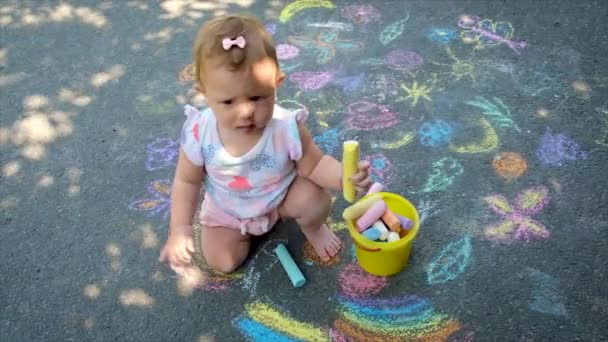 那孩子用粉笔在柏油上画画.有选择的重点. — 图库视频影像