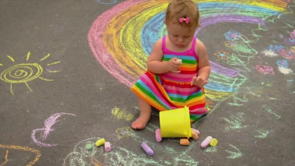 Il bambino disegna un arcobaleno con gesso. Focus selettivo. — Video Stock