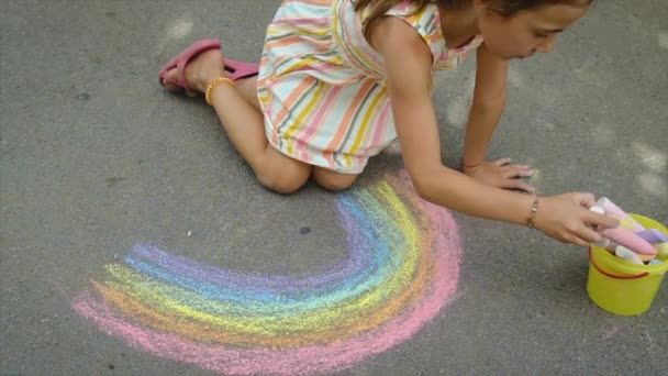 Il bambino disegna un arcobaleno con gesso. Focus selettivo. — Video Stock