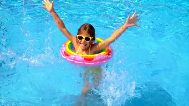 Barnet simmar i en cirkel i poolen. Selektiv inriktning. — Stockvideo