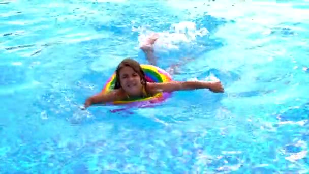 L'enfant nage dans un cercle dans la piscine. Concentration sélective. — Video