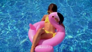 Çocuk havuzda bir çember içinde yüzüyor. Seçici odak.