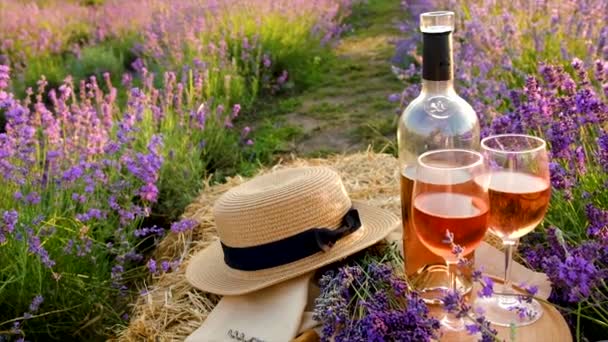 Πικνίκ κρασί σε ένα χωράφι με λεβάντα. Επιλεκτική εστίαση. — Αρχείο Βίντεο