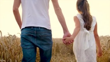 Çocuk ve babası buğday tarlasında. Seçici odak.