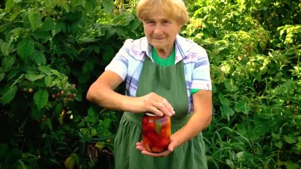 Mamie a mis en conserve des tomates maison pour l'hiver. Concentration sélective. — Video