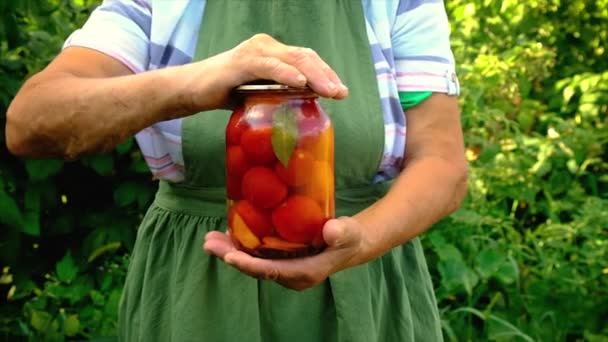 La abuela enlató tomates caseros para el invierno. Enfoque selectivo. — Vídeos de Stock