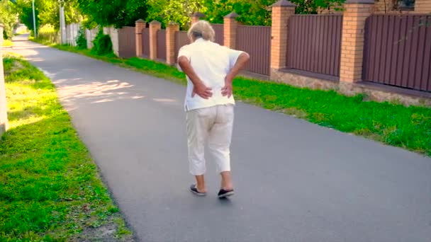这个老妇人背痛.有选择的重点. — 图库视频影像
