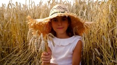 Buğday tarlasında bir çocuk. Seçici odak.