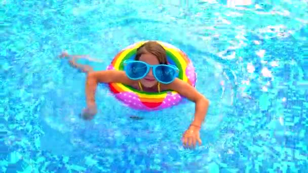 Das Kind schwimmt im Kreis im Becken. Selektiver Fokus. — Stockvideo