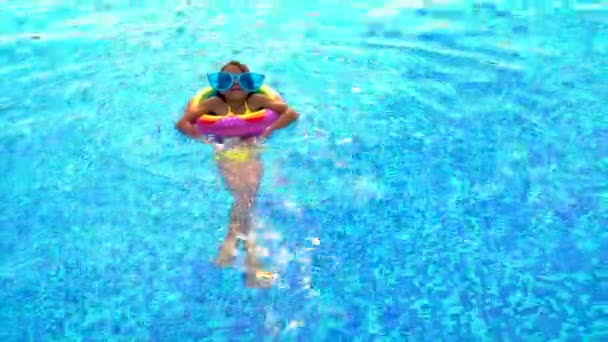 Ребенок плавает по кругу в бассейне. Селективный фокус. — стоковое видео