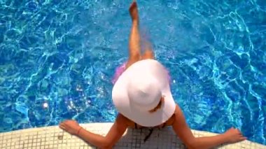 Kadın havuzun yanında dinleniyor. Seçici odak.