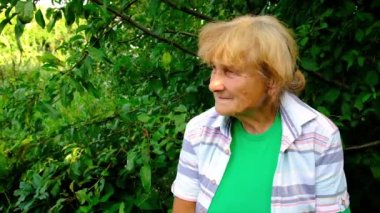 Büyükannem bahçede oturuyor. Seçici odak.