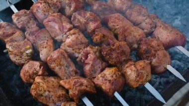Şişte kızartılmak üzere Shashlik eti. Seçici odak.