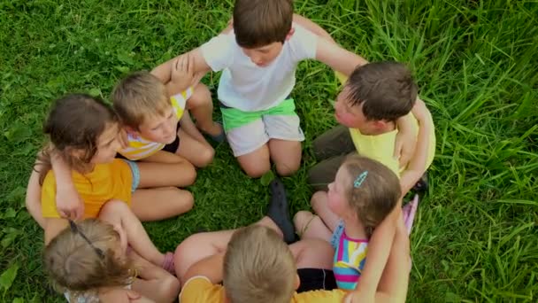 Dzieci bawią się razem na ulicy. Skupienie selektywne. — Wideo stockowe