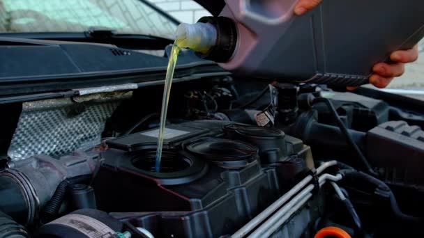 Riempire l'olio motore con olio motore. Focus selettivo. — Video Stock