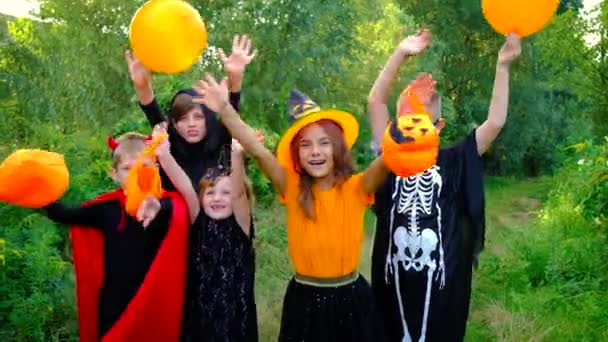 Děti slaví Halloween v kostýmech. Selektivní zaměření. — Stock video