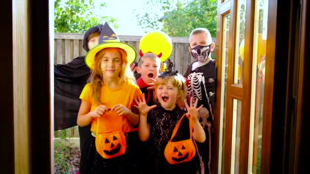Kinder feiern in Kostümen Halloween. Selektiver Fokus. — Stockvideo