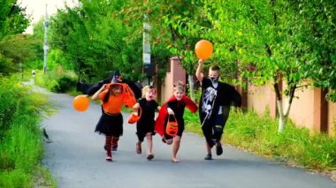 Çocuklar Cadılar Bayramı 'nı kostümleriyle kutluyorlar. Seçici odak.