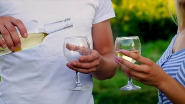 Şarapçılarla birlikte doğada piknik yapmak. Seçici odak.