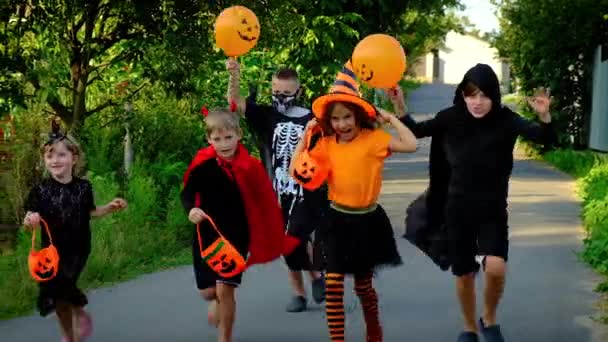 Çocuklar Cadılar Bayramı 'nı kostümleriyle kutluyorlar. Seçici odak. — Stok video