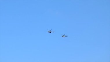 Helikopterler gökyüzünde uçuyor. Seçici odak.