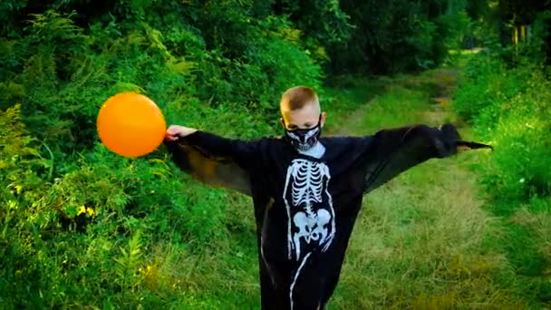 Kinderen vieren Halloween in kostuums. Selectieve focus. — Stockvideo