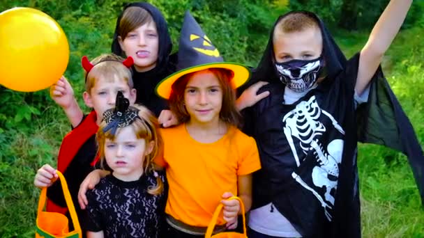 Děti slaví Halloween v kostýmech. Selektivní zaměření. — Stock video