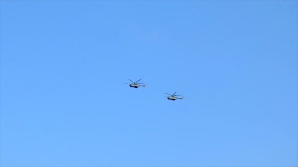 Des hélicoptères volent dans le ciel. Concentration sélective. — Video