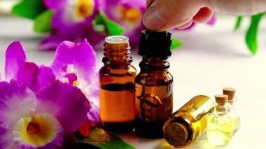 Küçük bir şişedeki orkide yağı. Seçici odak.