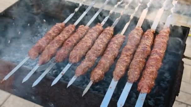 Freír lula kebab en pinchos. Enfoque selectivo. — Vídeos de Stock