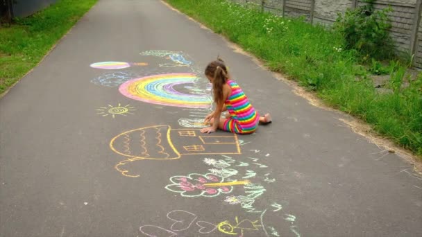 子供はチョークで虹を描く。選択的焦点. — ストック動画