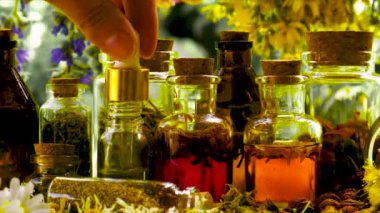 Şişe bitkisel tentür, homeopati. Seçici odak.
