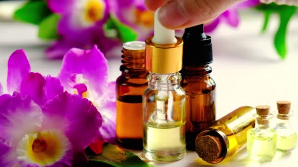 Huile essentielle d'orchidée dans une petite bouteille. Concentration sélective. — Video