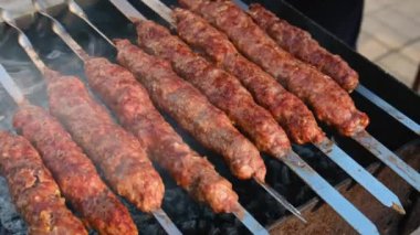 Şişte kızartılmış lula kebabı. Seçici odak.