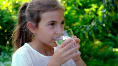 Çocuk bardaktan su içiyor. Seçici odak.