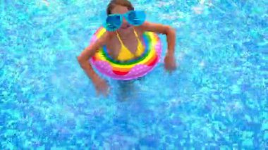 Çocuk havuzda bir çember içinde yüzüyor. Seçici odak.