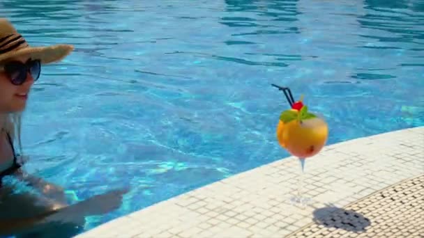 在游泳池边喝鸡尾酒的女人有选择的重点. — 图库视频影像