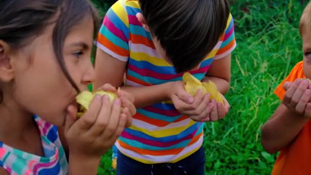 I bambini mangiano patatine per strada. Focus selettivo. — Video Stock