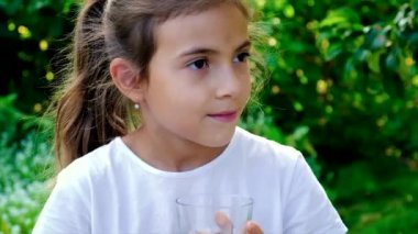 Çocuk bardaktan su içiyor. Seçici odak.