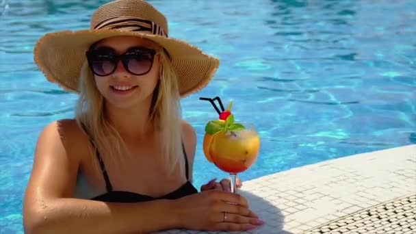 Frau mit Cocktail in der Nähe des Pools. Selektiver Fokus. — Stockvideo