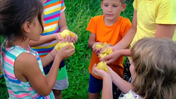 I bambini mangiano patatine per strada. Focus selettivo. — Video Stock