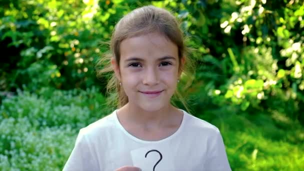 I bambini mostrano un punto interrogativo sulla carta. Focus selettivo. — Video Stock