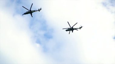 Helikopterler gökyüzünde uçuyor. Seçici odak.