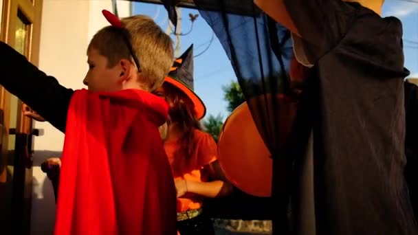 A gyerekek jelmezben ünneplik a Halloweent. Szelektív fókusz. — Stock videók