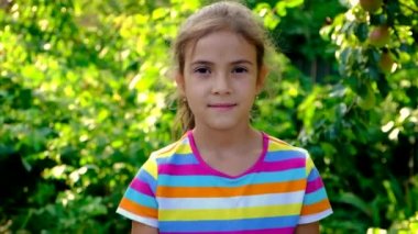 Çocuklar kağıtta bir soru işareti gösterir. Seçici odak.