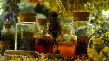 Şişe bitkisel tentür, homeopati. Seçici odak.