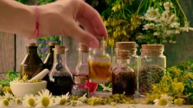 Şişe bitkisel tentür, homeopati. Seçici odak.