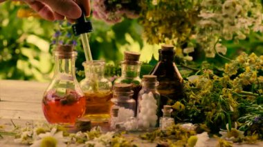 Şişe bitkisel tentür, homeopati. Seçici odak.