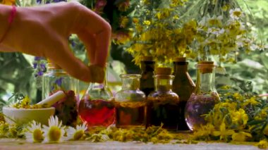 Şişe bitkisel tentür, homeopati. Seçici odak.